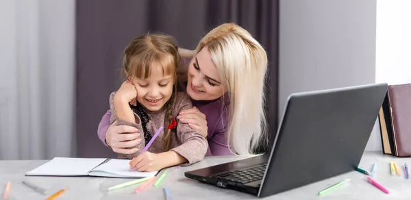 Donna con ragazza che fa i compiti sul computer portatile — Foto Stock