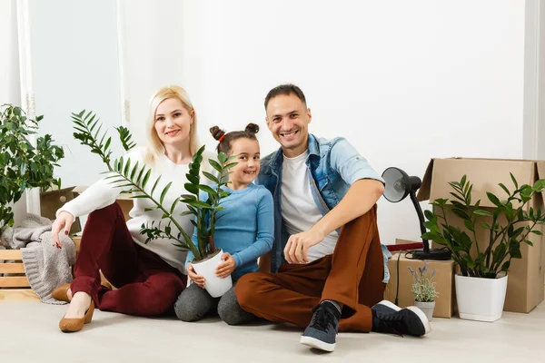 Famille déballer les boîtes en carton à la nouvelle maison — Photo