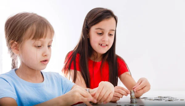 Dos niños contando monedas juntos — Foto de Stock