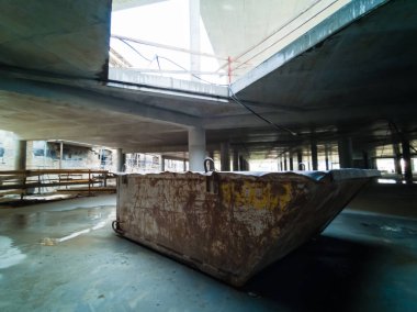 Gökdelenlerin cephelerinin inşası, montajı ve onarımı için askıya alınmış platform veya beşik.