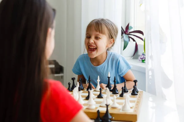 Dos hermanitas jugando ajedrez en casa — Foto de Stock