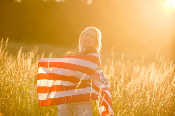 Vacker ung kvinna med USA flagga — Stockfoto