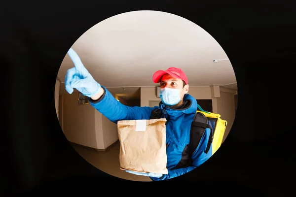 Homem de entrega enviar saco de comida na maçaneta da porta para contactless ou contato livre de piloto de entrega na casa da frente para o distanciamento social para o risco de infecção. — Fotografia de Stock