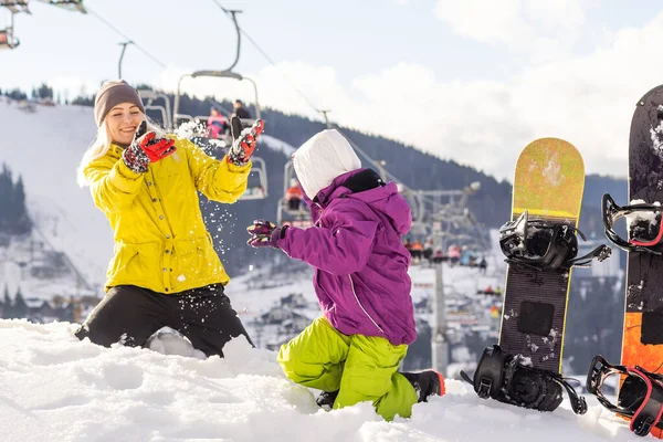冬季、滑雪、雪地和日光浴家庭享受寒假 — 图库照片