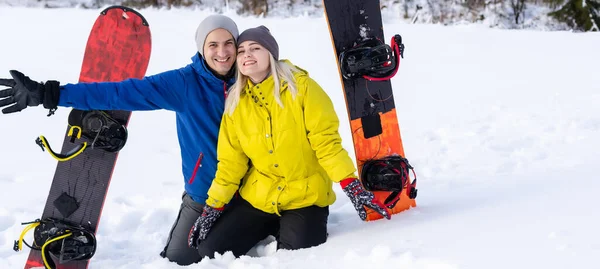 Famille avec snowboards à la station d'hiver — Photo