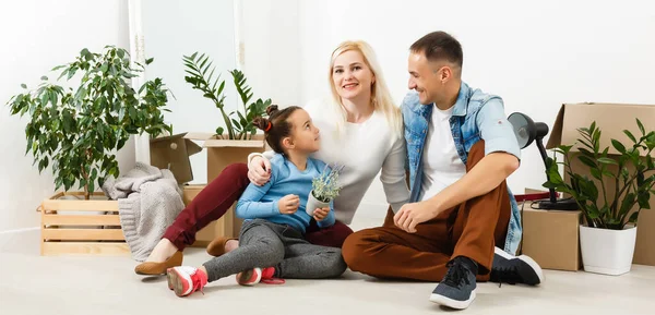 Famille déballer les boîtes en carton à la nouvelle maison — Photo