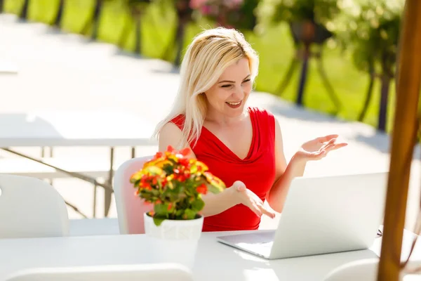 Mulher feliz planejando férias on-line procurando informações em um laptop em um resort ou hotel na praia — Fotografia de Stock