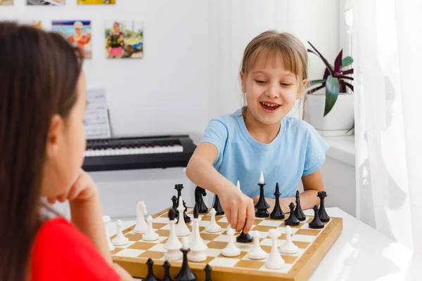 Dos hermanitas jugando ajedrez en casa — Foto de Stock