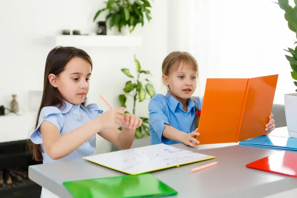 Otthonról tanulok, otthon tanulok. Kisgyerekek tanulnak online tanulás otthonról laptoppal. Karantén és társadalmi távolság fogalma. — Stock Fotó