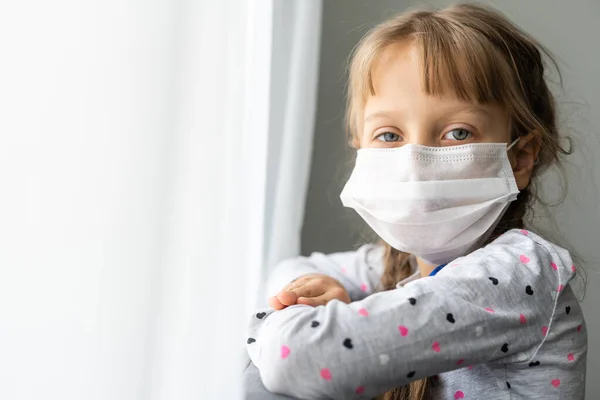 Caucásico niña enferma en máscara médica durante coronavirus epidemia reza — Foto de Stock