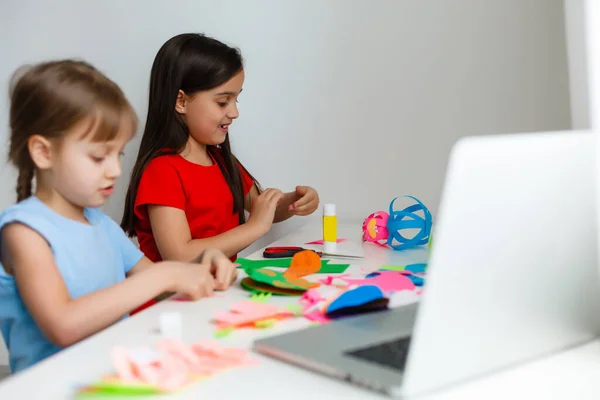 Uczę się z domu, koncepcja dziecka w szkole. Małe dzieci uczą się online z domu z laptopem. Koncepcja kwarantanny i dystansu społecznego. — Zdjęcie stockowe