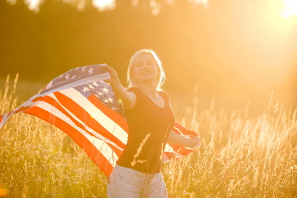 Hermosa mujer joven con bandera de EE.UU. — Foto de Stock