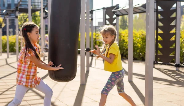 Kinderen hebben plezier op de speelplaats — Stockfoto