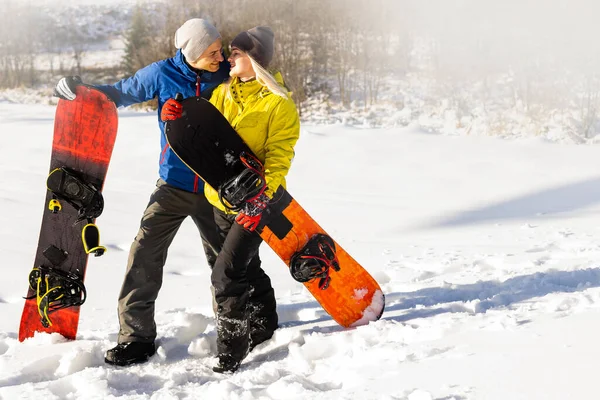 Portrait of happy couple of snowboarders outside during winter vacations — Stock Photo, Image