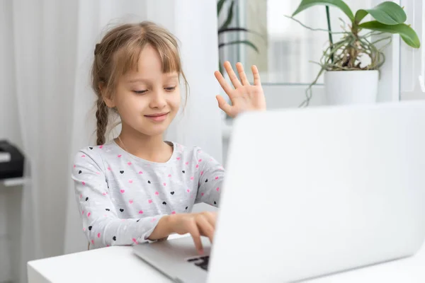 Dziewczynka używająca wideo czatu na laptopie w domu. Miejsce na tekst — Zdjęcie stockowe