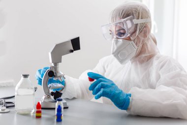 Laboratuvarda kimyasal tüp ve cam takılı mikroskop, bilim araştırma teknolojisi.