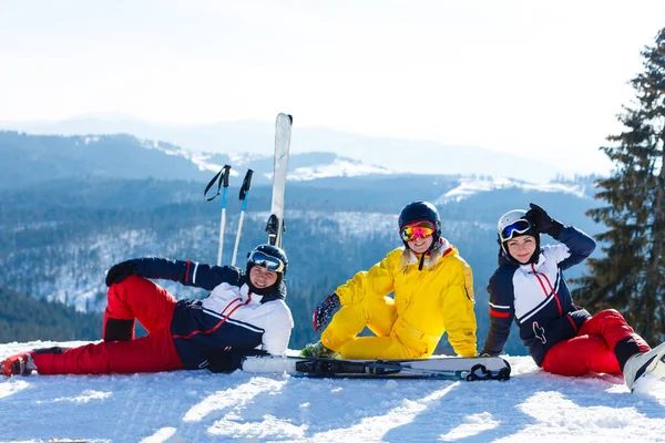 Portrait de skieurs souriants dans les montagnes — Photo