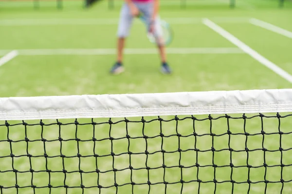 Mannelijke tennisser aan het hof ziet er gelukkig uit — Stockfoto