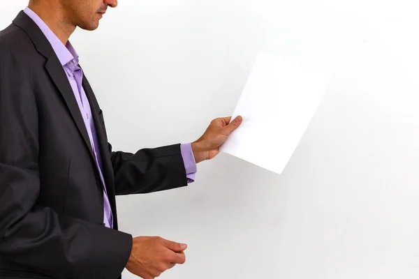 Uomo d'affari in possesso di un tabellone bianco vuoto, cartello, che mostra un cartello emty contro sfondo bianco — Foto Stock