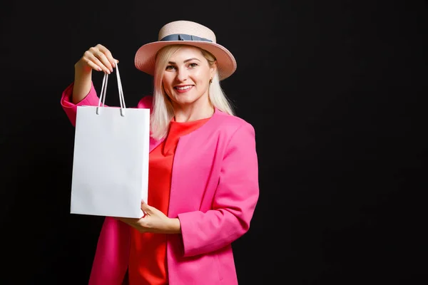 Mulher com sacos de compras na sexta-feira preta — Fotografia de Stock