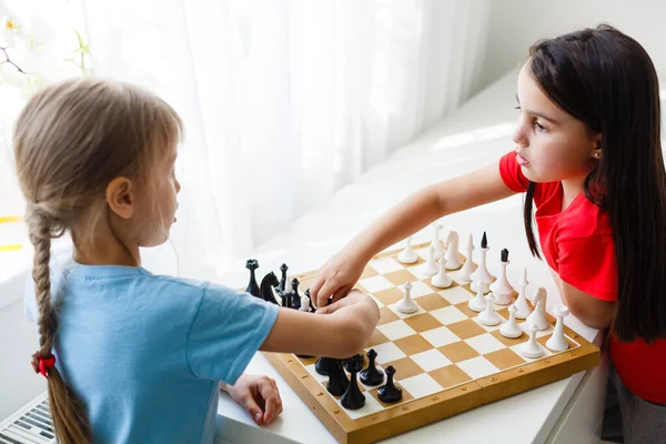 Dos hermanitas jugando ajedrez en casa — Foto de Stock
