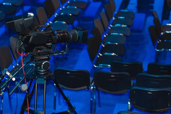 Câmera de vídeo, câmera de vídeo, silhueta preta da câmera no fundo azul, close-up — Fotografia de Stock