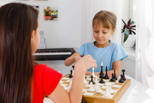 Dos hermanitas jugando ajedrez en casa — Foto de Stock