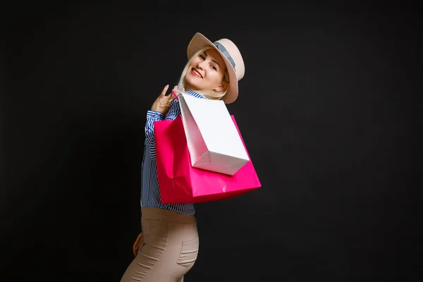 Frau mit Einkaufstüten am Schwarzen Freitag — Stockfoto