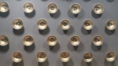 Yuvarlak demir gölgelerde küçük ampuller