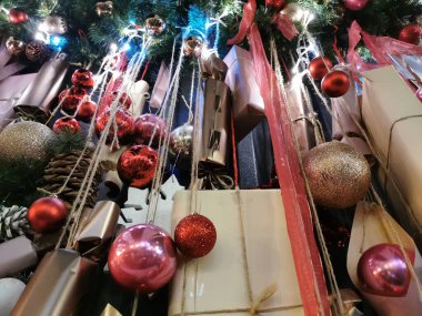 Koyu arkaplanda köknar dalları ve kırmızı böğürtlenlerle Noel süslemesi