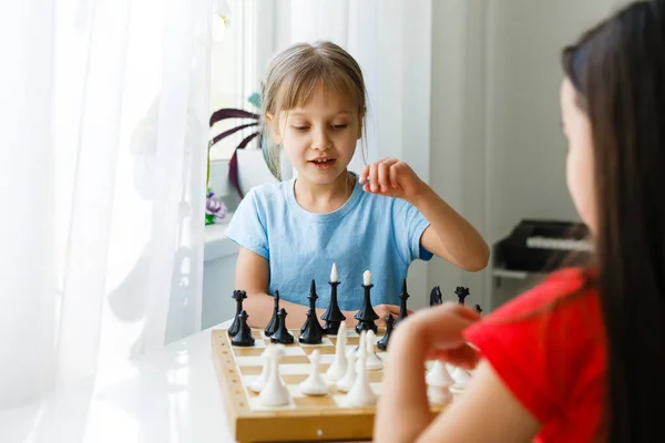 Dos lindos niños jugando ajedrez en casa — Foto de Stock