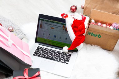 Kyiv, Ukrayna - 15 Aralık 2020: Iherb noel alışverişi, Daha İyi Yaşayan İnternet sitesi tarayıcı ana sayfası