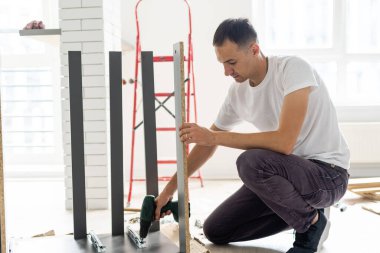 Mobilya, ev ve taşınma konsepti, montaj ve mobilya yeni bir dairede