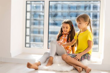 Yaratıcı tatlı kızlar, evde iki kız kardeş.