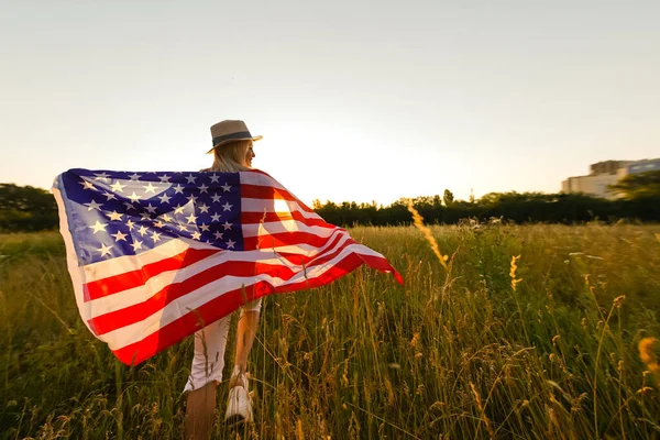 ABD Bayrağıyla Güzel Genç Kadın — Stok fotoğraf