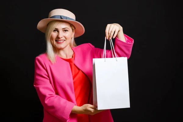 Donna con shopping bags il venerdì nero — Foto Stock