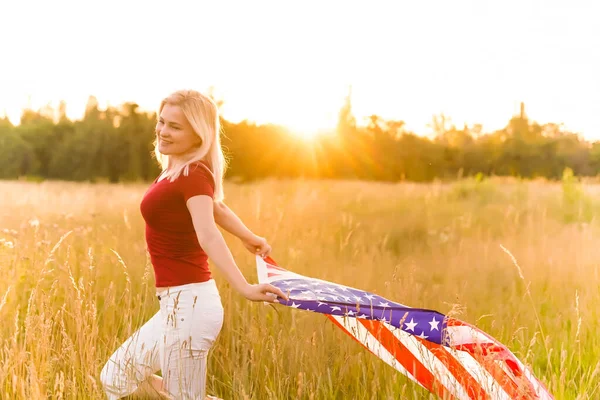 Vacker ung kvinna med USA flagga — Stockfoto