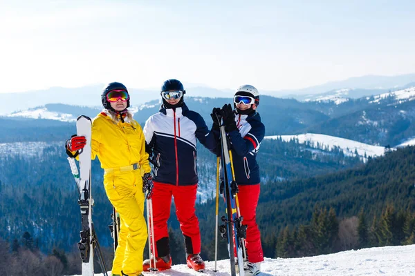 Retrato de esquiadores sorridentes nas montanhas — Fotografia de Stock