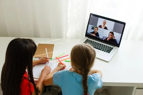 Estudantes muito elegantes estudando matemática durante sua aula on-line em casa, distância social durante a quarentena, auto-isolamento, conceito de educação on-line — Fotografia de Stock