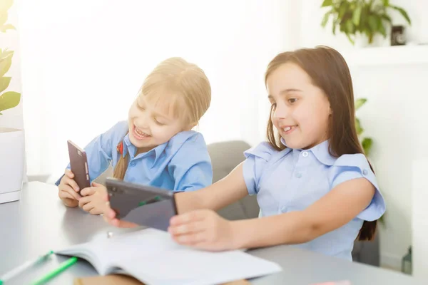 Dwie małe dziewczynki uczą się w sieci. Nauka na odległość online, e-learning, koncepcja — Zdjęcie stockowe