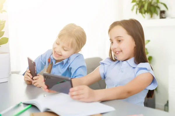 Dos niñas estudiando en línea. Aprendizaje a distancia en línea, e-learning, concepto —  Fotos de Stock