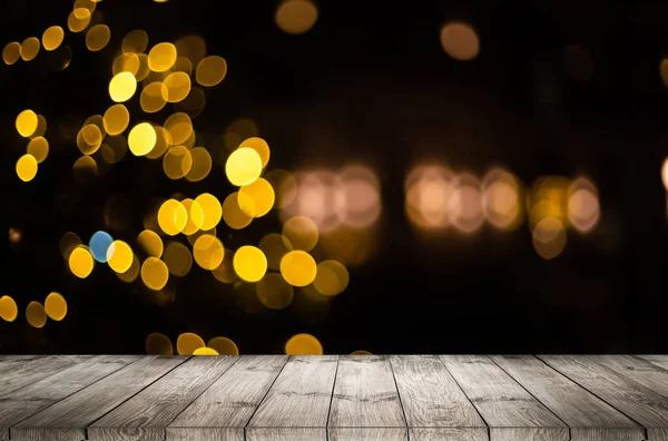 Altes verwittertes Holzbrett oder rustikale Tischplatte mit einem funkelnden Bokeh aus goldenen Partylichtern im Hintergrund — Stockfoto