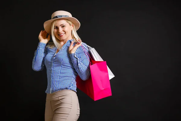 Mujer con bolsas de compras el viernes negro —  Fotos de Stock