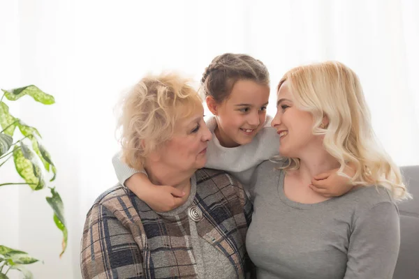 Tres Generaciones Mujeres Hermosa Mujer Adolescente Están Besando Abuela Mientras —  Fotos de Stock