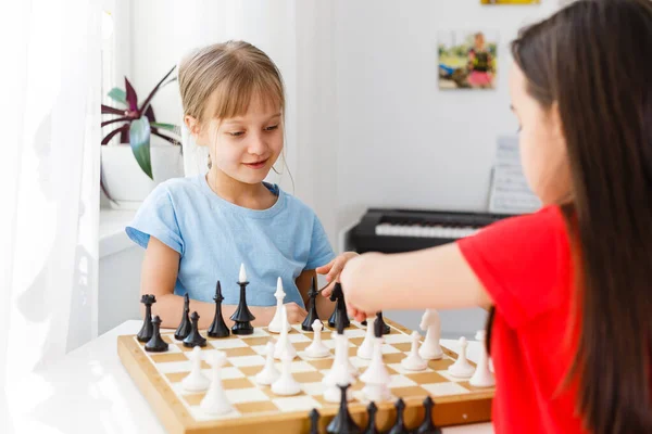 Dos lindos niños jugando ajedrez en casa — Foto de Stock