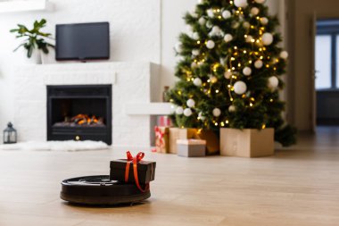 Ahşap kaplamalı elektrikli süpürge akıllı temizlik teknolojisi. Noel ağacı