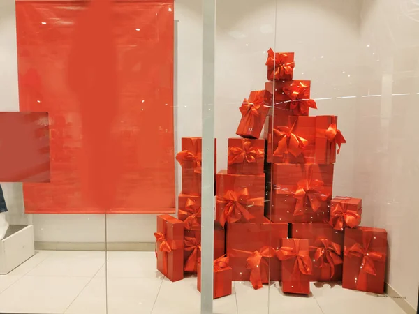 Rot-weiße Verkaufsförderung, Geschenkbox vor rotem Hintergrund. — Stockfoto