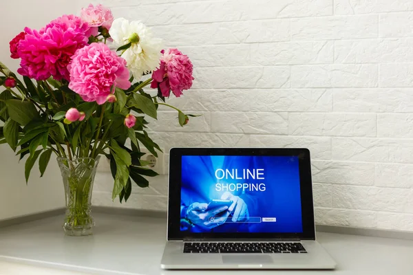 Mulher segurando laptop para compras on-line — Fotografia de Stock