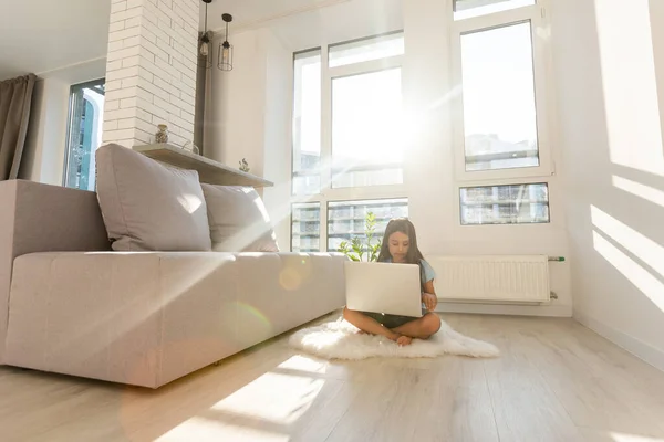 Niña estudiando en línea usando su portátil en casa —  Fotos de Stock