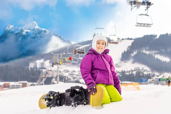Kicsi Aranyos Lány Snowboardozás Síközpontban napsütéses téli napon. Kaukázus-hegység. Mount Hood Meadows Oregon-ban — Stock Fotó